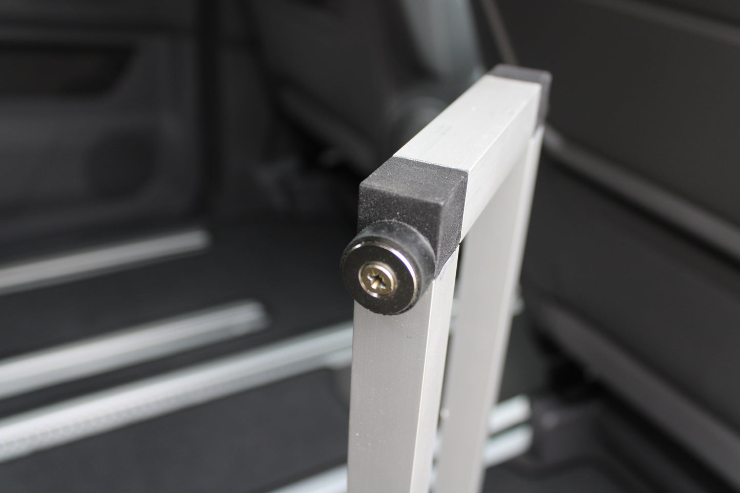 VW T7 Multivan Tisch - Klappbar & Clever Verstaubar, exklusive Geschenkidee