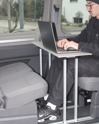 VW T7 Multivan Tisch - Klappbar & Clever Verstaubar, exklusive Geschenkidee