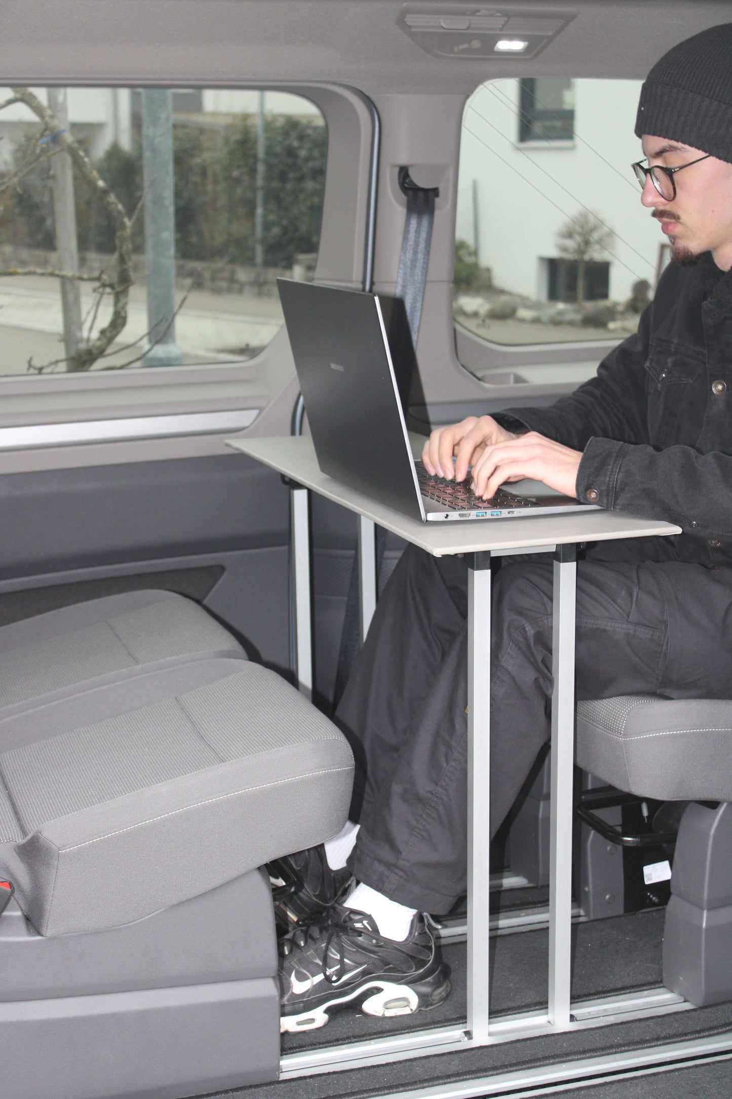 VW T7 Multivan Tisch - Klappbar & Clever Verstaubar, Geschenk für VW T7