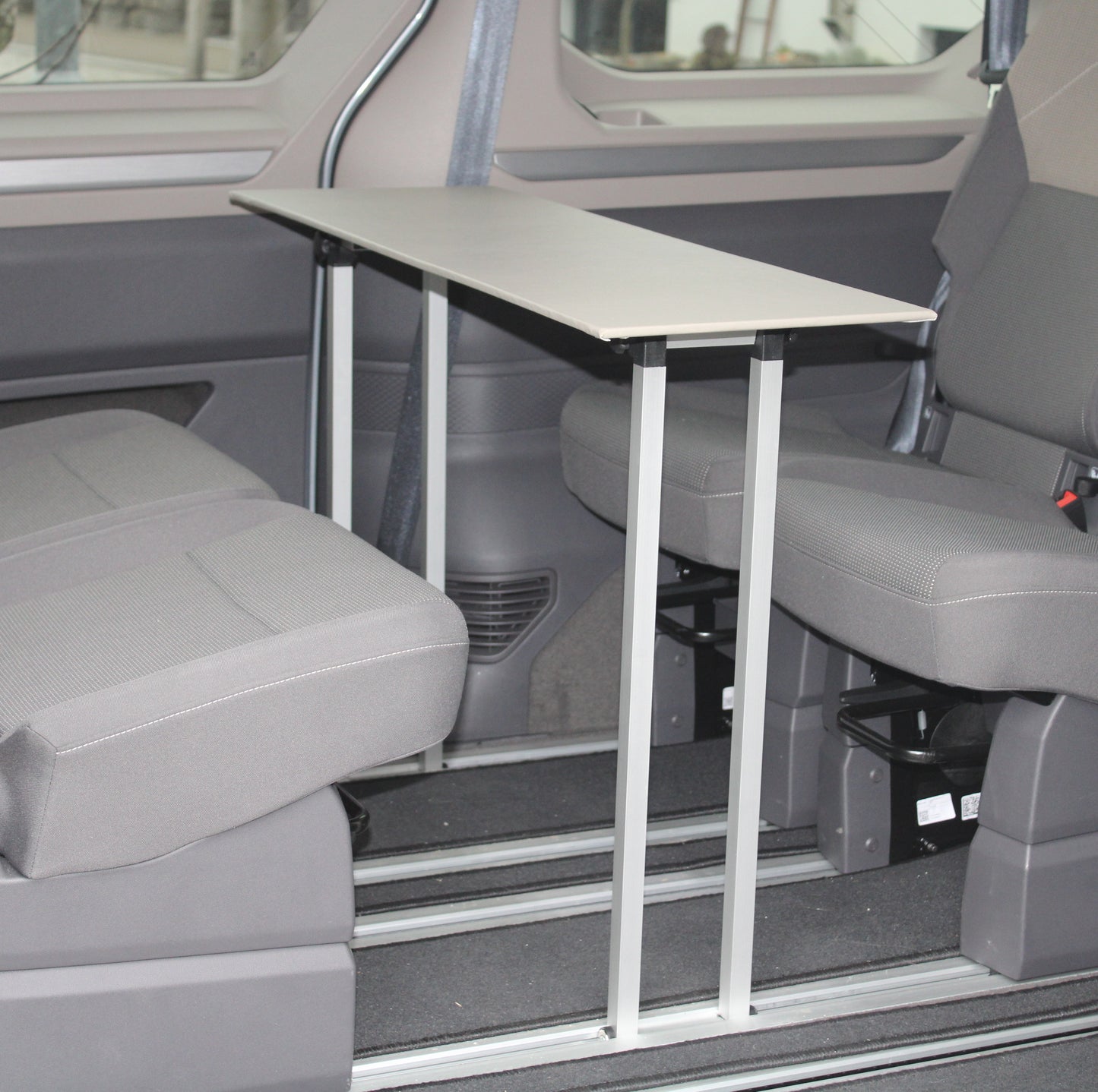 VW T7 Multivan Tisch - Klappbar & Clever Verstaubar, Geschenk für VW T7