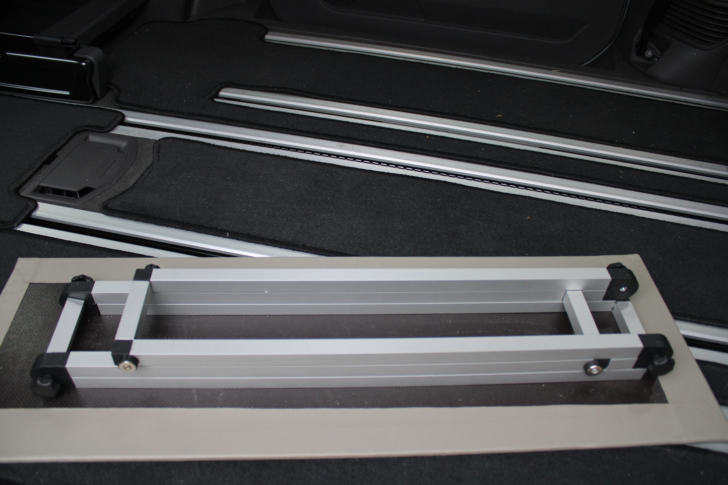 VW T7 Multivan Tisch - Klappbar & Clever Verstaubar, exklusive Geschenkidee