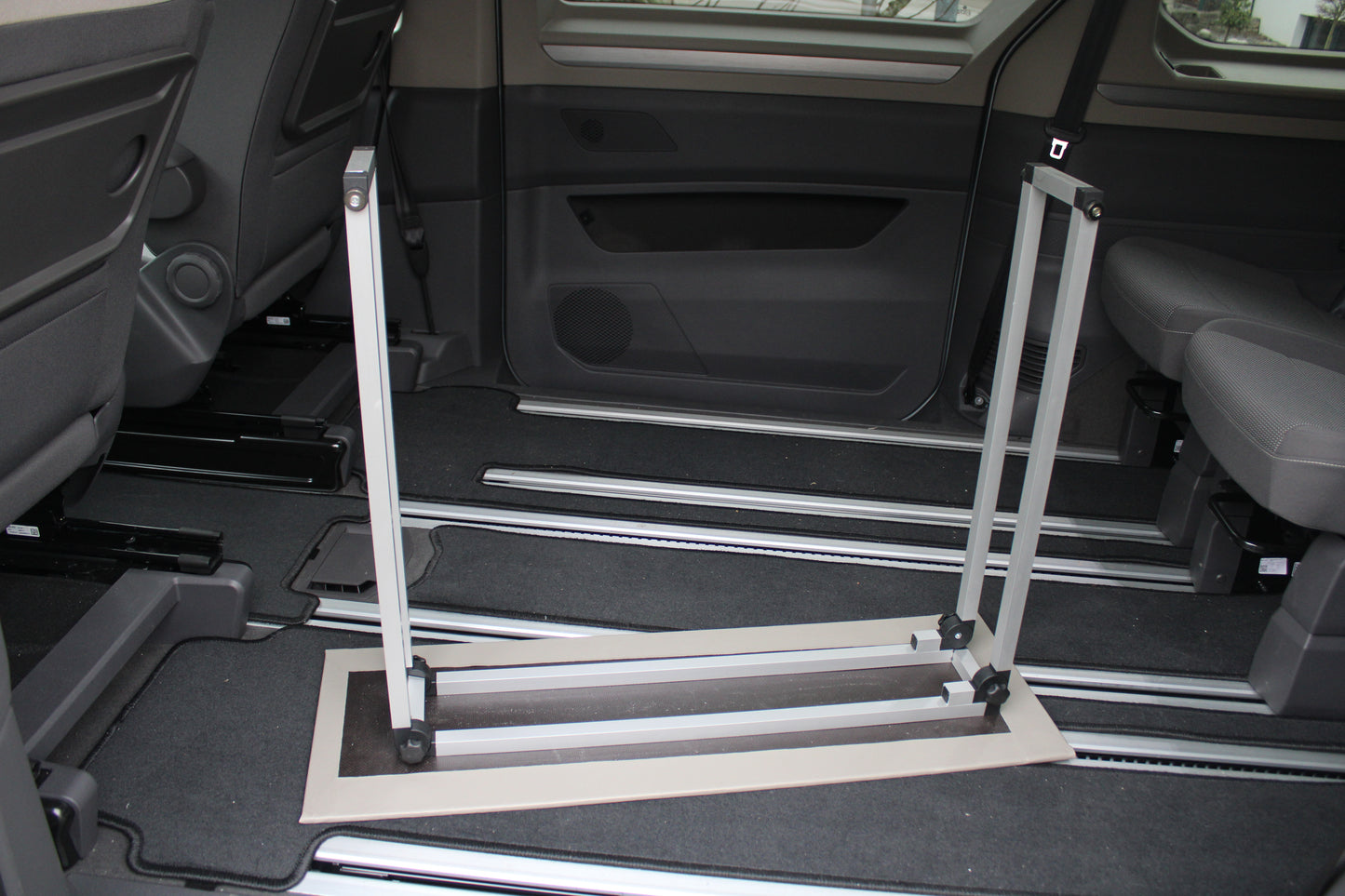 VW T7 Multivan Tisch - Klappbar & Clever Verstaubar, Geschenk für VW T7