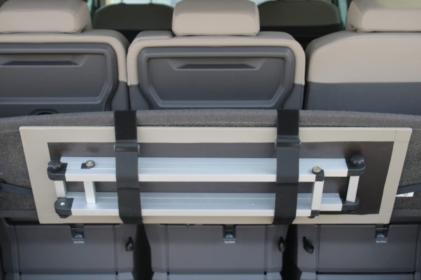 VW T7 Multivan Tisch - Klappbar & Clever Verstaubar, exklusive Geschenkidee