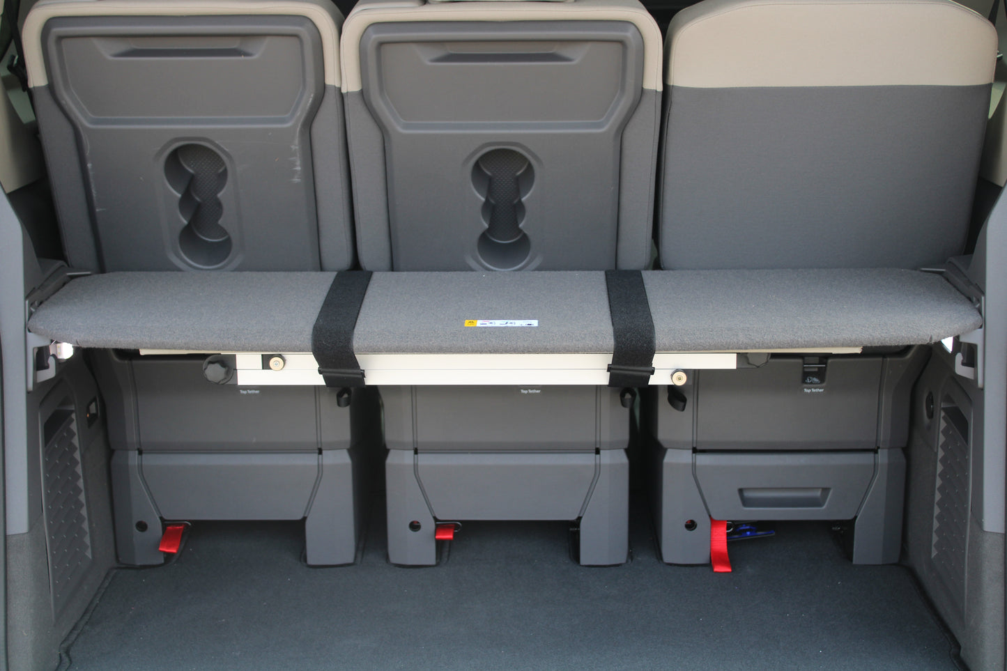 VW T7 Multivan Tisch - Klappbar & Clever Verstaubar, Geschenk für VW T7