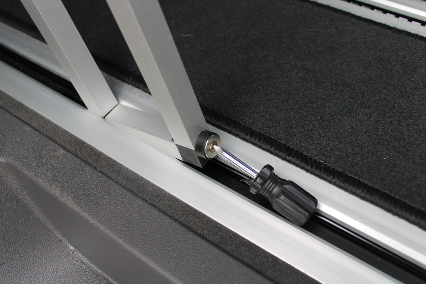 VW T7 Multivan Tisch - Klappbar & Clever Verstaubar, Geschenk für VW T7