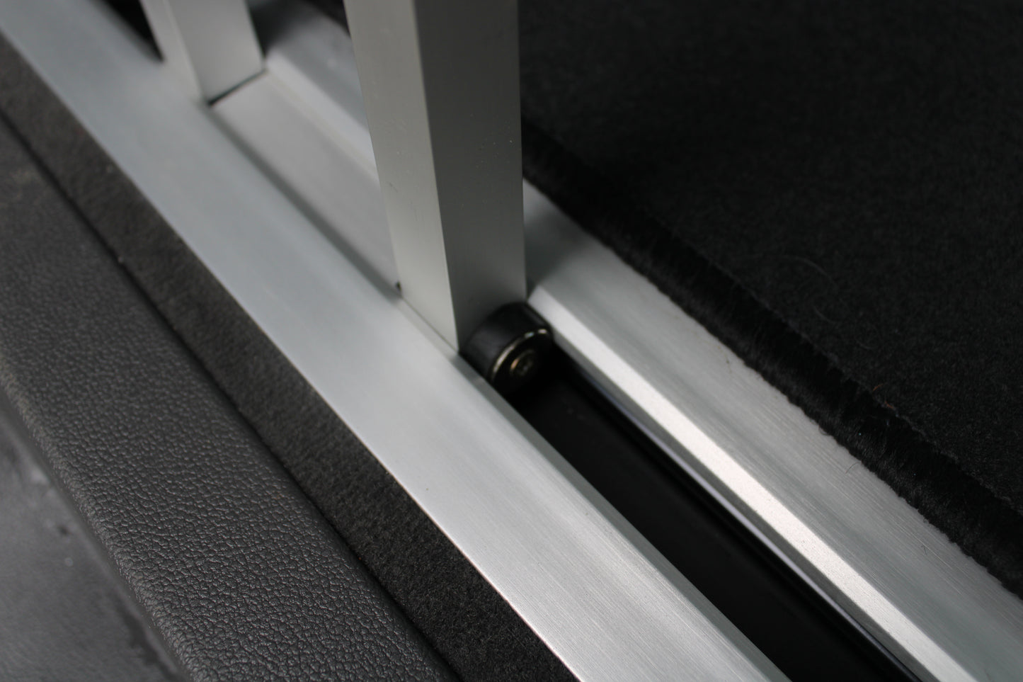 VW T7 Multivan Tisch - Klappbar & Clever Verstaubar, Geschenk für VW T7