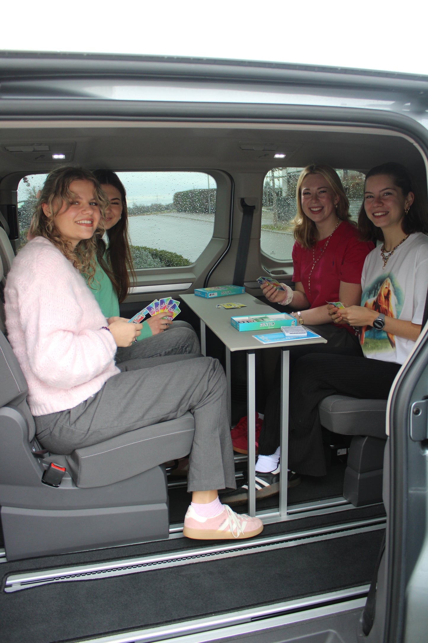 VW T7 Multivan Tisch - Klappbar & Clever Verstaubar, exklusive Geschenkidee