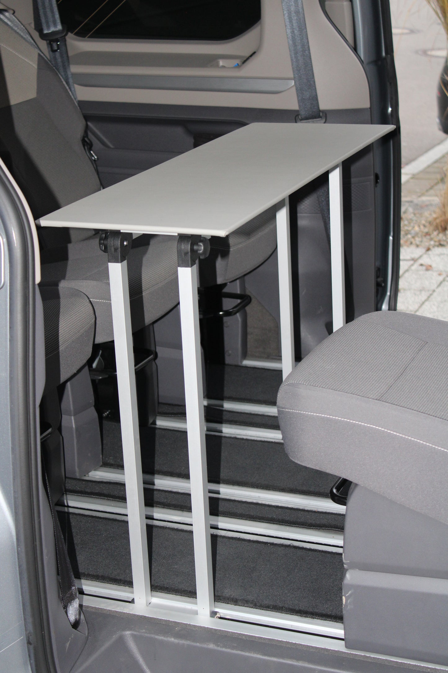 VW T7 Multivan Tisch - Klappbar & Clever Verstaubar, exklusive Geschenkidee